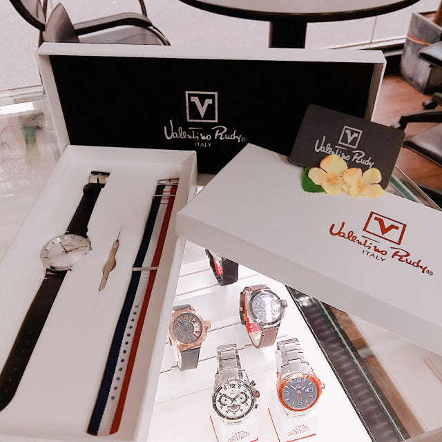 <b><p>Valentino Rudy clock VR822 WT neat Nur Colge</p></b><b><p>バレンチノルディ 時計 VR822 WT すっきりとした ナチュラルな 大学生ファッション</p></b><br /><br /><p align='center'>