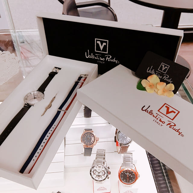 <b><p>Valentino Rudy clock VR822 WT neat Nur Colge</p></b><b><p>バレンチノルディ 時計 VR822 WT すっきりとした ナチュラルな 大学生ファッション</p></b><br /><br /><p align='center'>