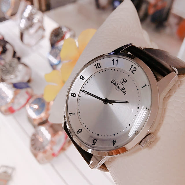 <b><p>Valentino Rudy clock VR822 WT neat Nur Colge</p></b><b><p>バレンチノルディ 時計 VR822 WT すっきりとした ナチュラルな 大学生ファッション</p></b><br /><br /><p align='center'>