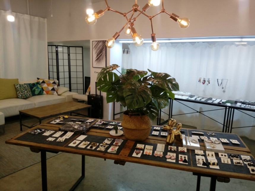 Pearl and matte earrings lady look sexy modern des