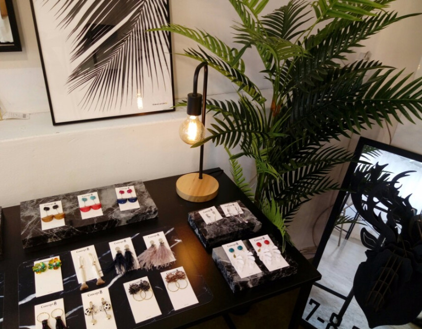 Pearl and matte earrings lady look sexy modern des