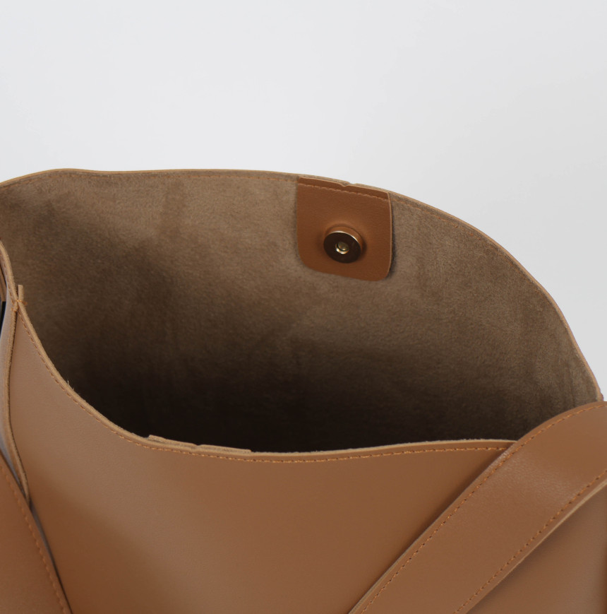 <b><p>Leather bucket should bag Daily coordinion</p></b><b><p>レザーバケットバッグデイリーコーディネート流行乗らない冬アイテムハンスタイル収納力良いバッグベーシッ</p></b><br /><br /><p align='center'>