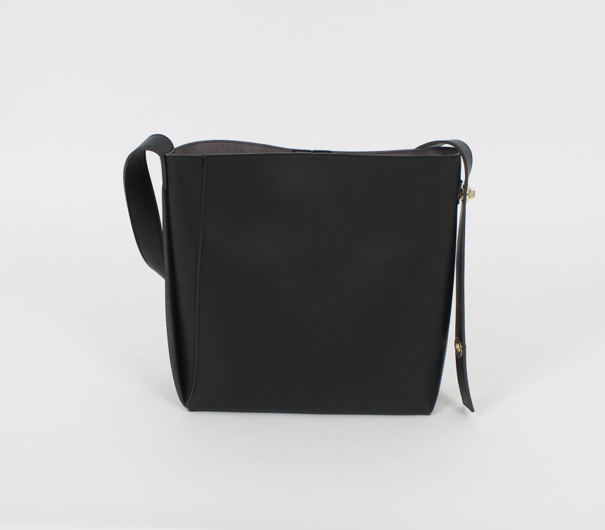 <b><p>Leather bucket should bag Daily coordinion</p></b><b><p>レザーバケットバッグデイリーコーディネート流行乗らない冬アイテムハンスタイル収納力良いバッグベーシッ</p></b><br /><br /><p align='center'>