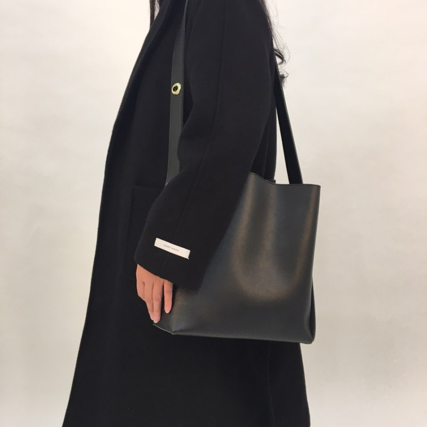 <b><p>Leather bucket should bag Daily coordinion</p></b><b><p>レザーバケットバッグデイリーコーディネート流行乗らない冬アイテムハンスタイル収納力良いバッグベーシッ</p></b><br /><br /><p align='center'>