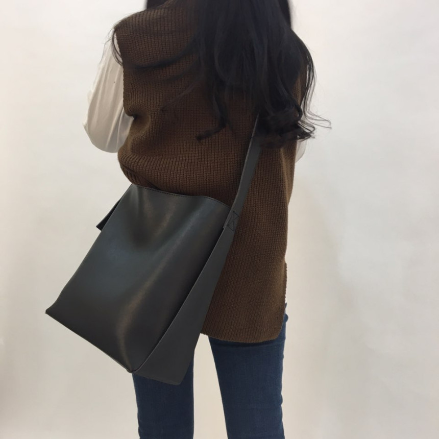 <b><p>Leather bucket should bag Daily coordinion</p></b><b><p>レザーバケットバッグデイリーコーディネート流行乗らない冬アイテムハンスタイル収納力良いバッグベーシッ</p></b><br /><br /><p align='center'>