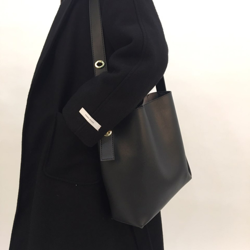 <b><p>Leather bucket should bag Daily coordinion</p></b><b><p>レザーバケットバッグデイリーコーディネート流行乗らない冬アイテムハンスタイル収納力良いバッグベーシッ</p></b><br /><br /><p align='center'>