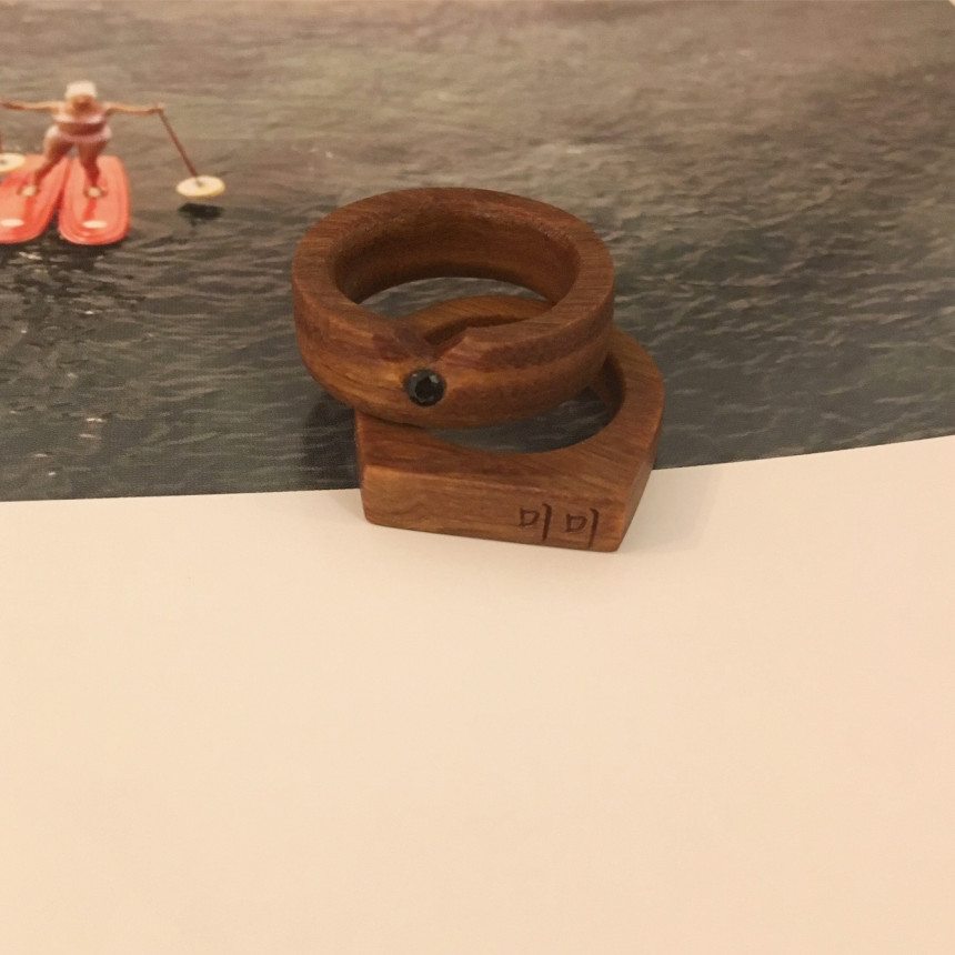 <b><p>Red Heart with wood made inial rg Daejeon</p></b><b><p>赤いハートの木 作成された イニシャル リング 初期 木製品 大田 製作 友情 デザイン</p></b><br /><br /><p align='center'>