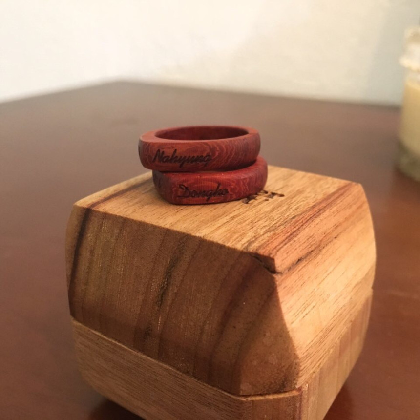 <b><p>Red Heart with wood made inial rg Daejeon</p></b><b><p>赤いハートの木 作成された イニシャル リング 初期 木製品 大田 製作 友情 デザイン</p></b><br /><br /><p align='center'>