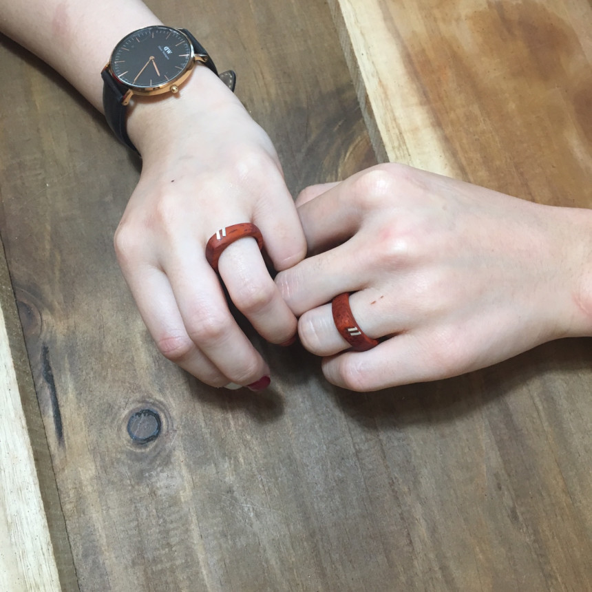 <b><p>Red Heart with wood made inial rg Daejeon</p></b><b><p>赤いハートの木 作成された イニシャル リング 初期 木製品 大田 製作 友情 デザイン</p></b><br /><br /><p align='center'>