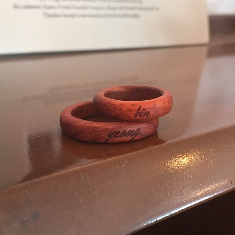<b><p>Red Heart with wood made inial rg Daejeon</p></b><b><p>赤いハートの木 作成された イニシャル リング 初期 木製品 大田 製作 友情 デザイン</p></b><br /><br /><p align='center'>