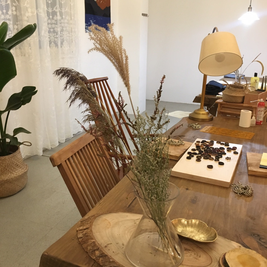 <b><p>Red Heart with wood made inial rg Daejeon</p></b><b><p>赤いハートの木 作成された イニシャル リング 初期 木製品 大田 製作 友情 デザイン</p></b><br /><br /><p align='center'>