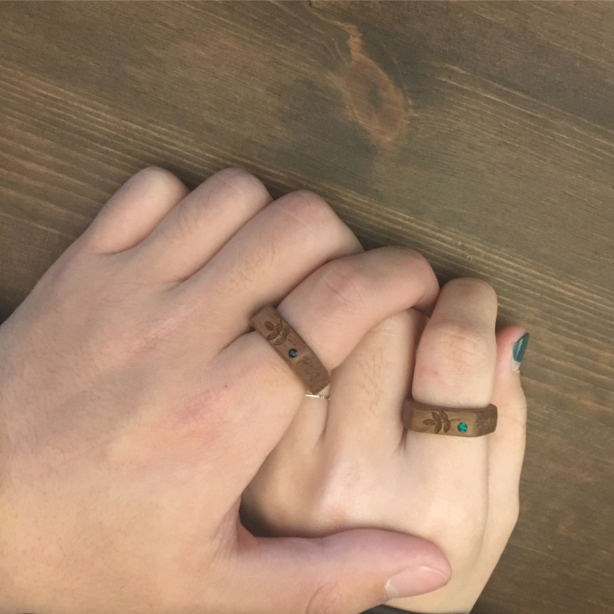 <b><p>Red Heart with wood made inial rg Daejeon</p></b><b><p>赤いハートの木 作成された イニシャル リング 初期 木製品 大田 製作 友情 デザイン</p></b><br /><br /><p align='center'>