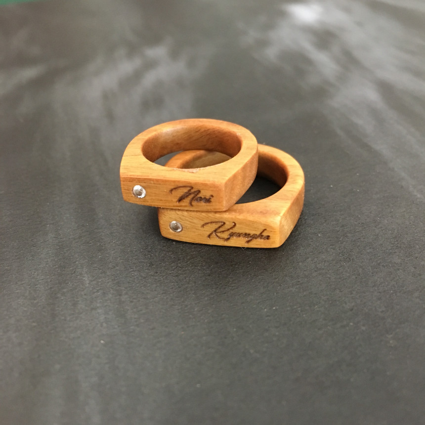 <b><p>Red Heart with wood made inial rg Daejeon</p></b><b><p>赤いハートの木 作成された イニシャル リング 初期 木製品 大田 製作 友情 デザイン</p></b><br /><br /><p align='center'>