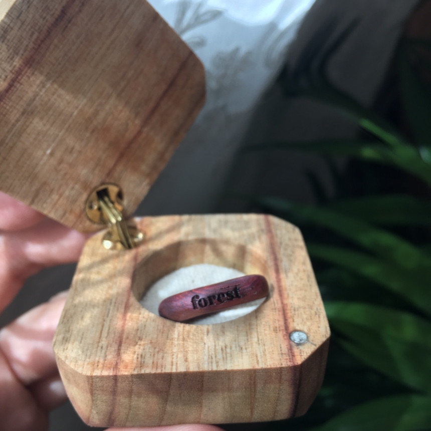 <b><p>Red Heart with wood made inial rg Daejeon</p></b><b><p>赤いハートの木 作成された イニシャル リング 初期 木製品 大田 製作 友情 デザイン</p></b><br /><br /><p align='center'>