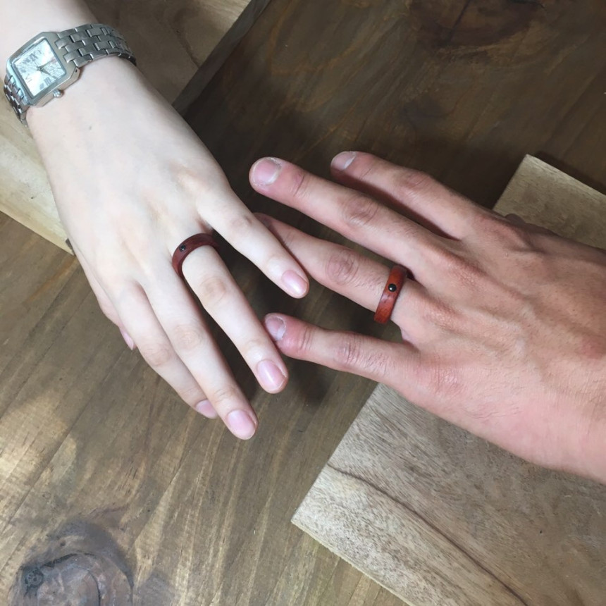 <b><p>Red Heart with wood made inial rg Daejeon</p></b><b><p>赤いハートの木 作成された イニシャル リング 初期 木製品 大田 製作 友情 デザイン</p></b><br /><br /><p align='center'>