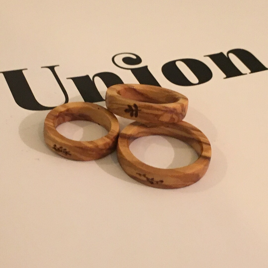 <b><p>Red Heart with wood made inial rg Daejeon</p></b><b><p>赤いハートの木 作成された イニシャル リング 初期 木製品 大田 製作 友情 デザイン</p></b><br /><br /><p align='center'>