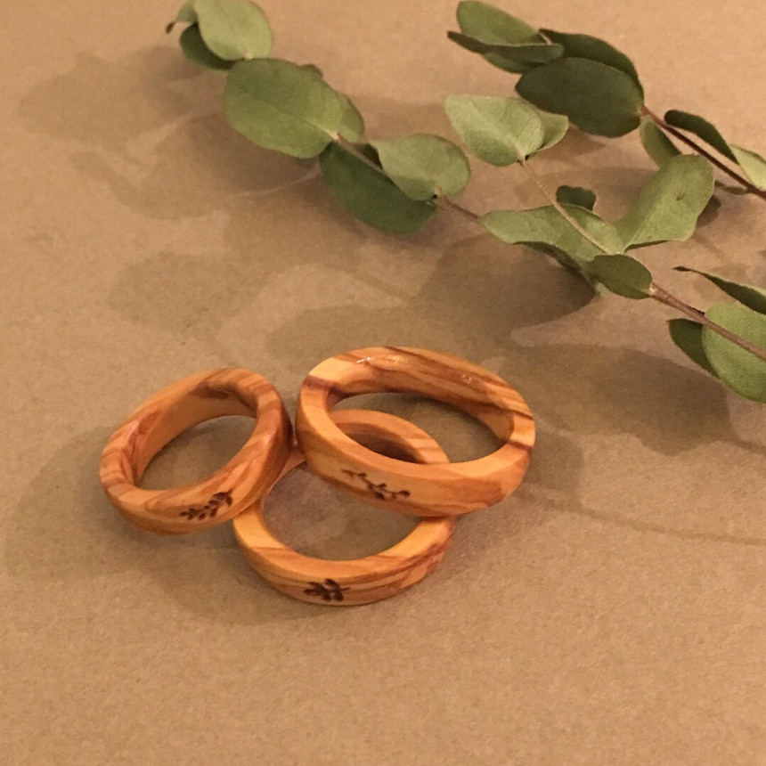 <b><p>Red Heart with wood made inial rg Daejeon</p></b><b><p>赤いハートの木 作成された イニシャル リング 初期 木製品 大田 製作 友情 デザイン</p></b><br /><br /><p align='center'>