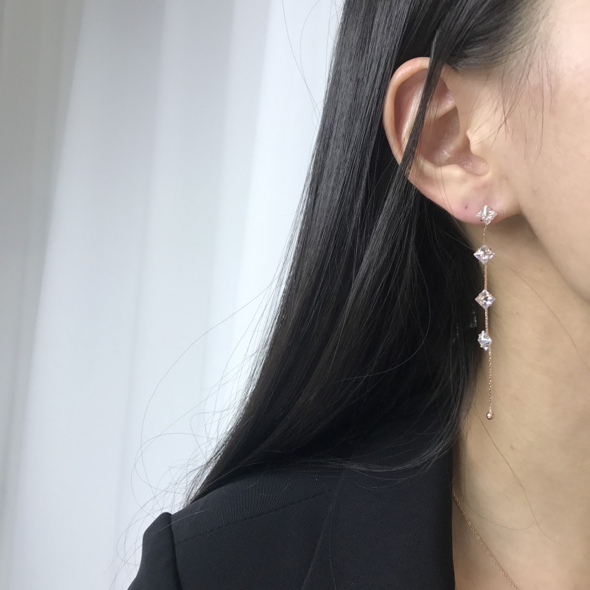 <b><p>silver 925 Sr fing High quality Drop Swavski</p></b><b><p>シルバー 925 ウンチム 高クオリティ ドロップ スワロフスキー ストーン イヤリング</p></b><br /><br /><p align='center'>