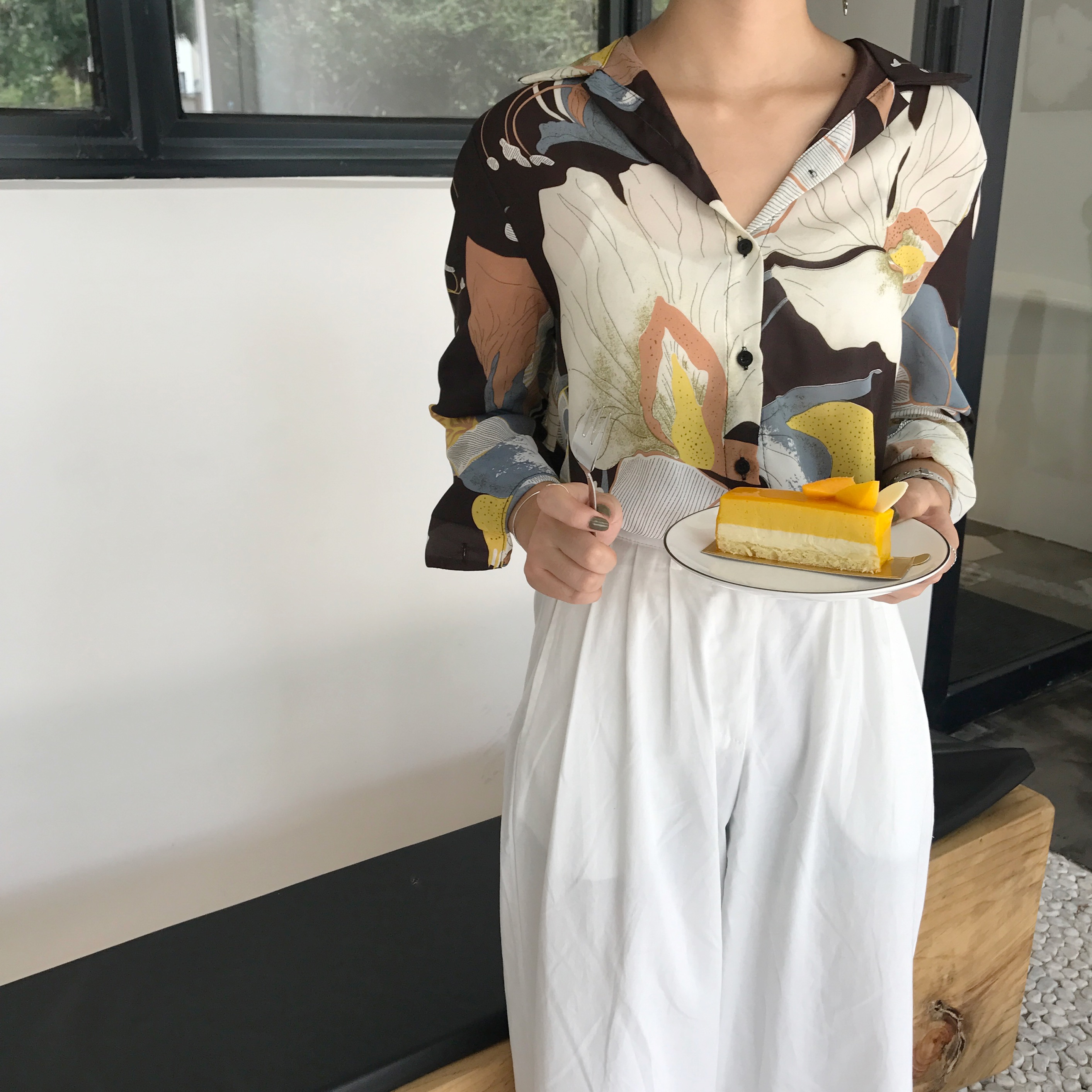 연꽃 플라워 쉬폰 카라 커프스 블라우스 : 메이드제이 MADEJAY