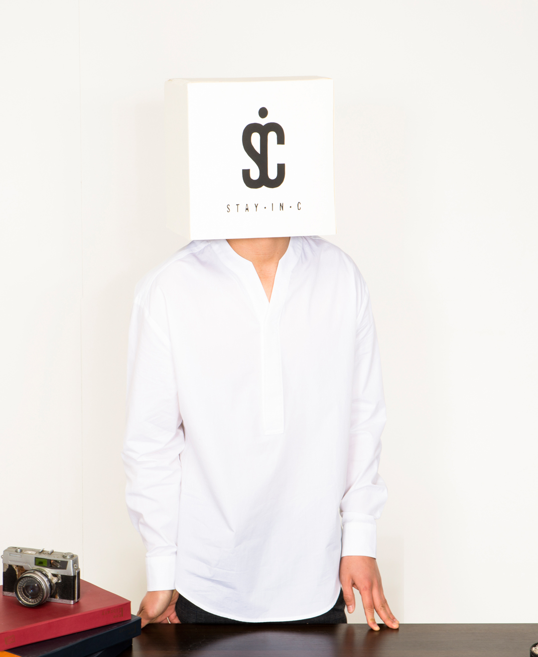 V-NECK SHIRT [WHITE] - SIC1811403 : SIC - 에스아이씨