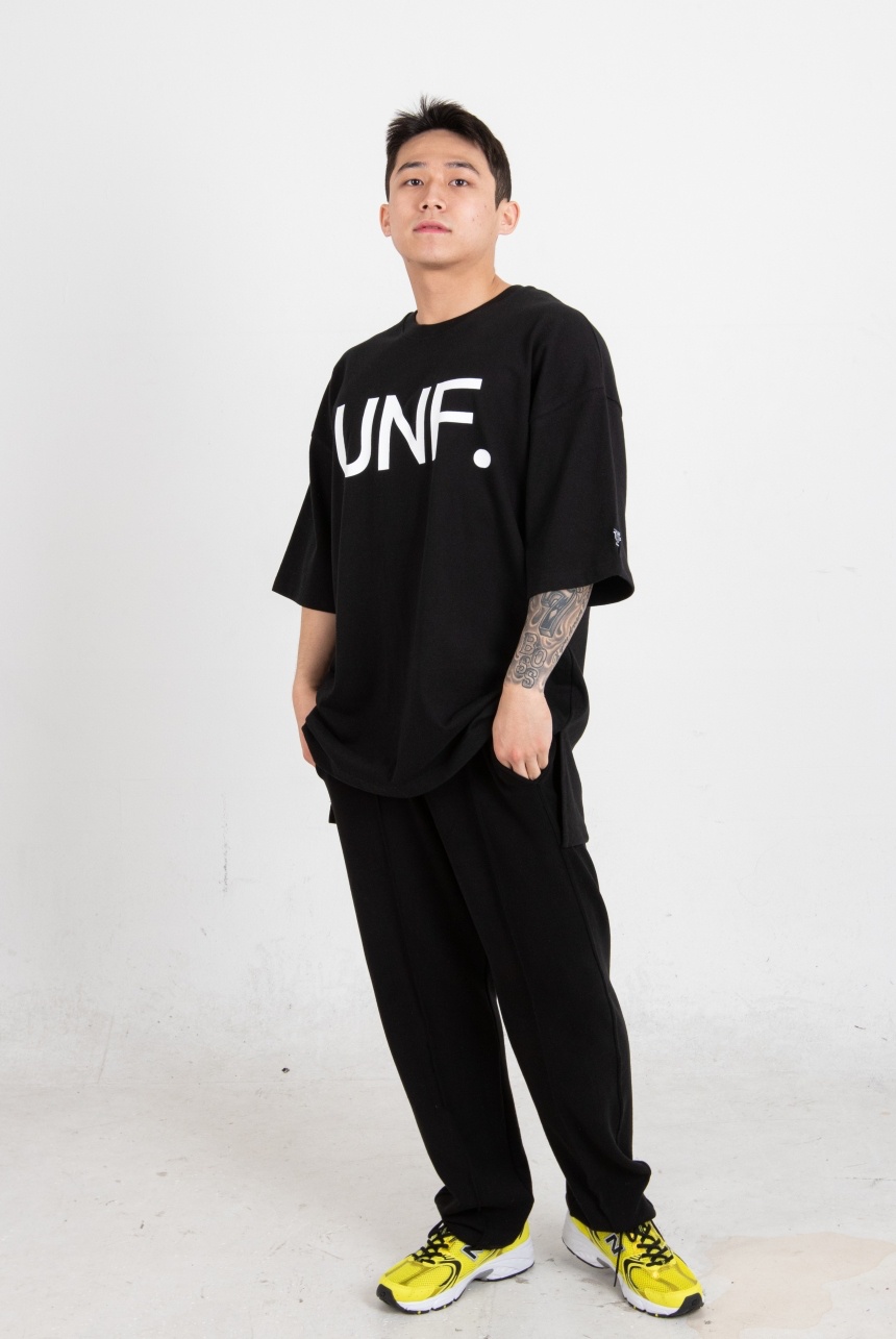 짐웨어 유엔에프 시그니쳐라벨 오버핏 반팔 블랙 : UNF.