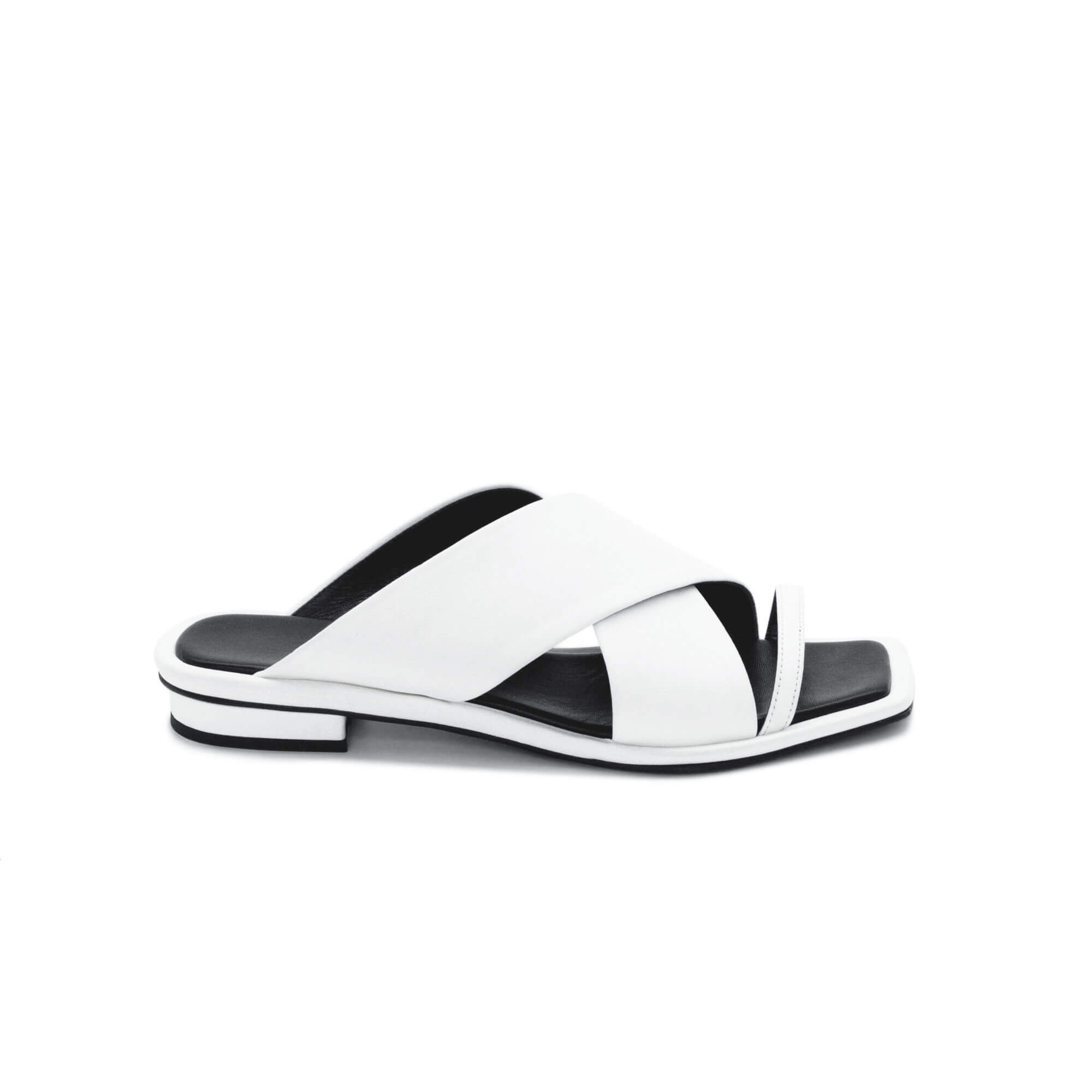 LUVEG [르벡] 여성 화이트 크로스 스트랩 플랫 슬리퍼 JENNY 1.5CM White : LUVEG 르벡