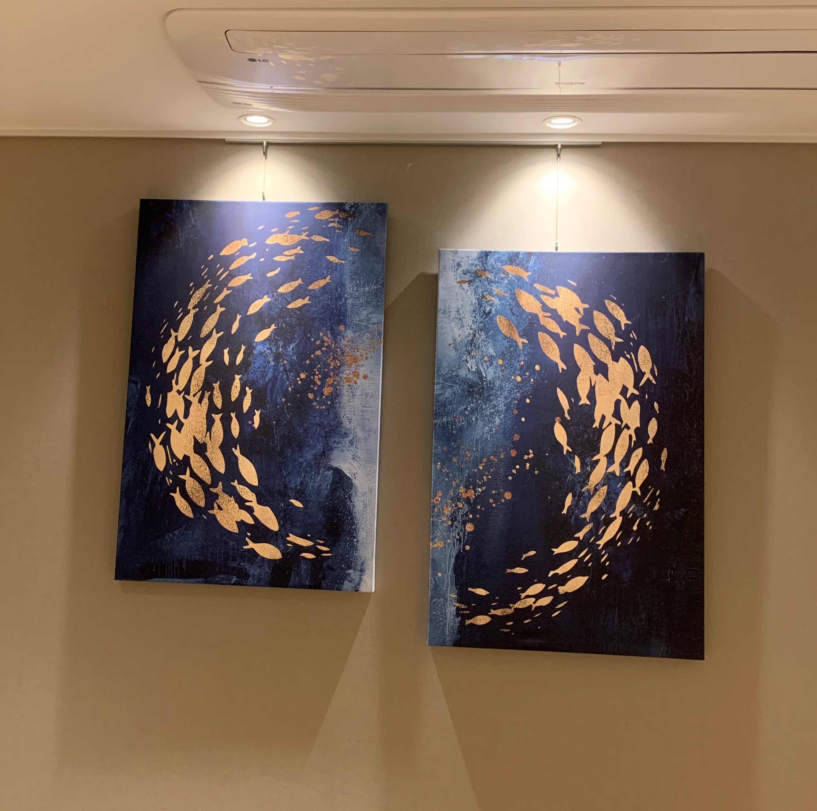 물고기 잉어 액자 60x90cm(2세트) 인테리어그림 거실 사무실 원을 그리는 물고기 떼 : 한결같이