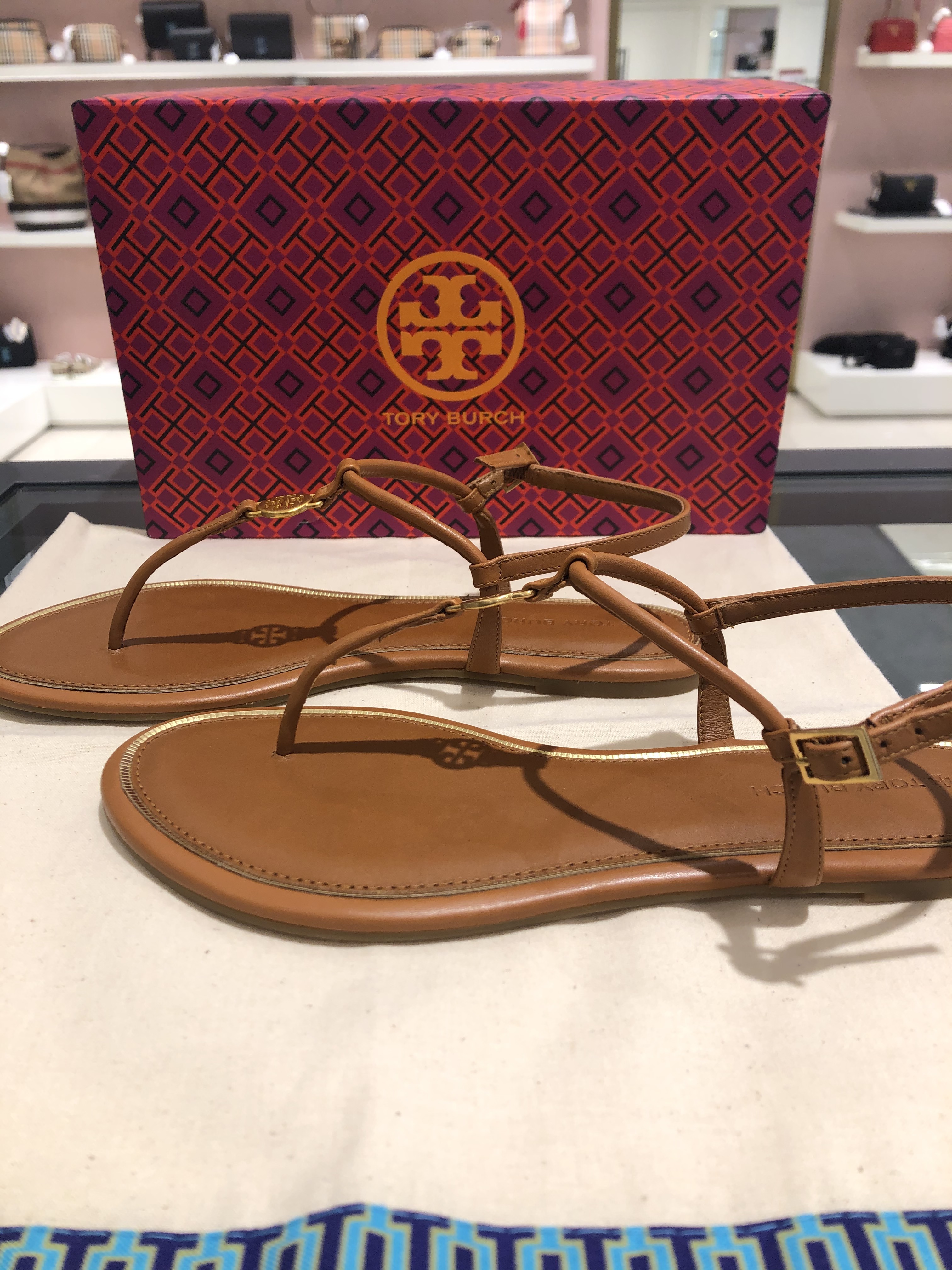 [Tory burch] 토리버치 EMMY 플랫 샌들 [63407-905] : 롯데 기흥점 아르마디오
