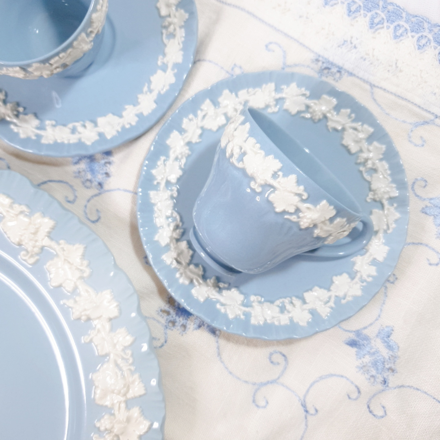 웨지우드 퀸즈웨어 크림 온 라벤더 에소잔 컵앤소서(쉘 주름)-Wedgwood Queensware Cream on Lavender Cup&Saucer영국 앤틱 빈티지 커피잔... 