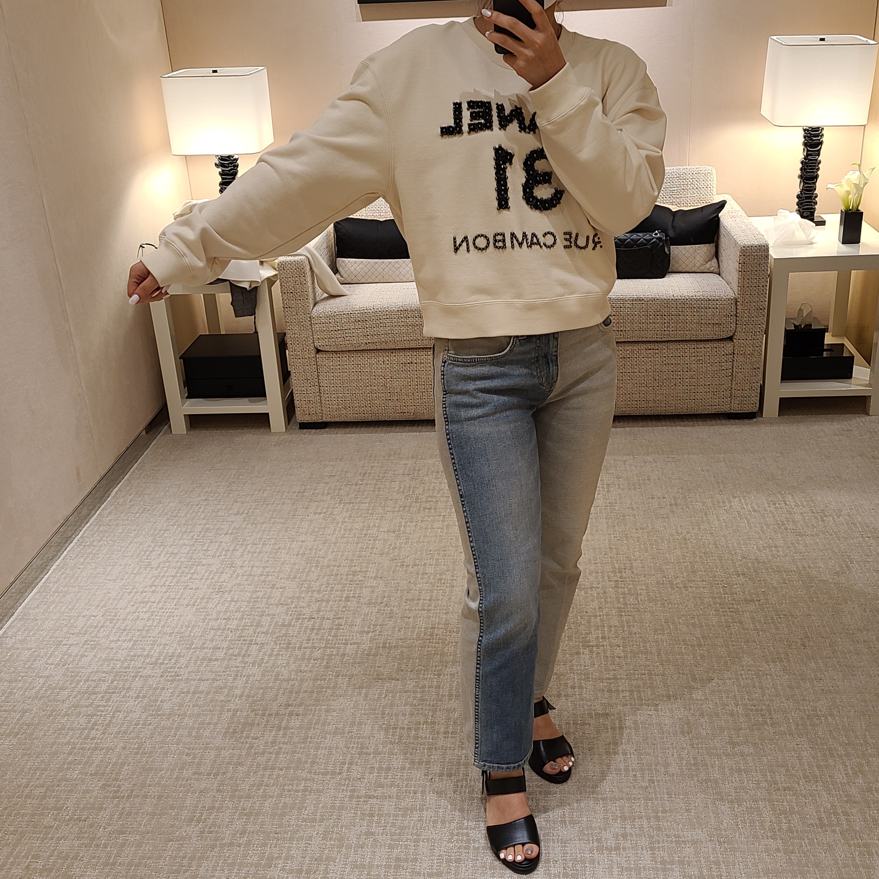 샤넬메종드아트 31 루 깜봉 풀 오버 화이트 맨투맨  연예인 김희x 방탄 지x   P64788 K60781 AW001 : 레오비비