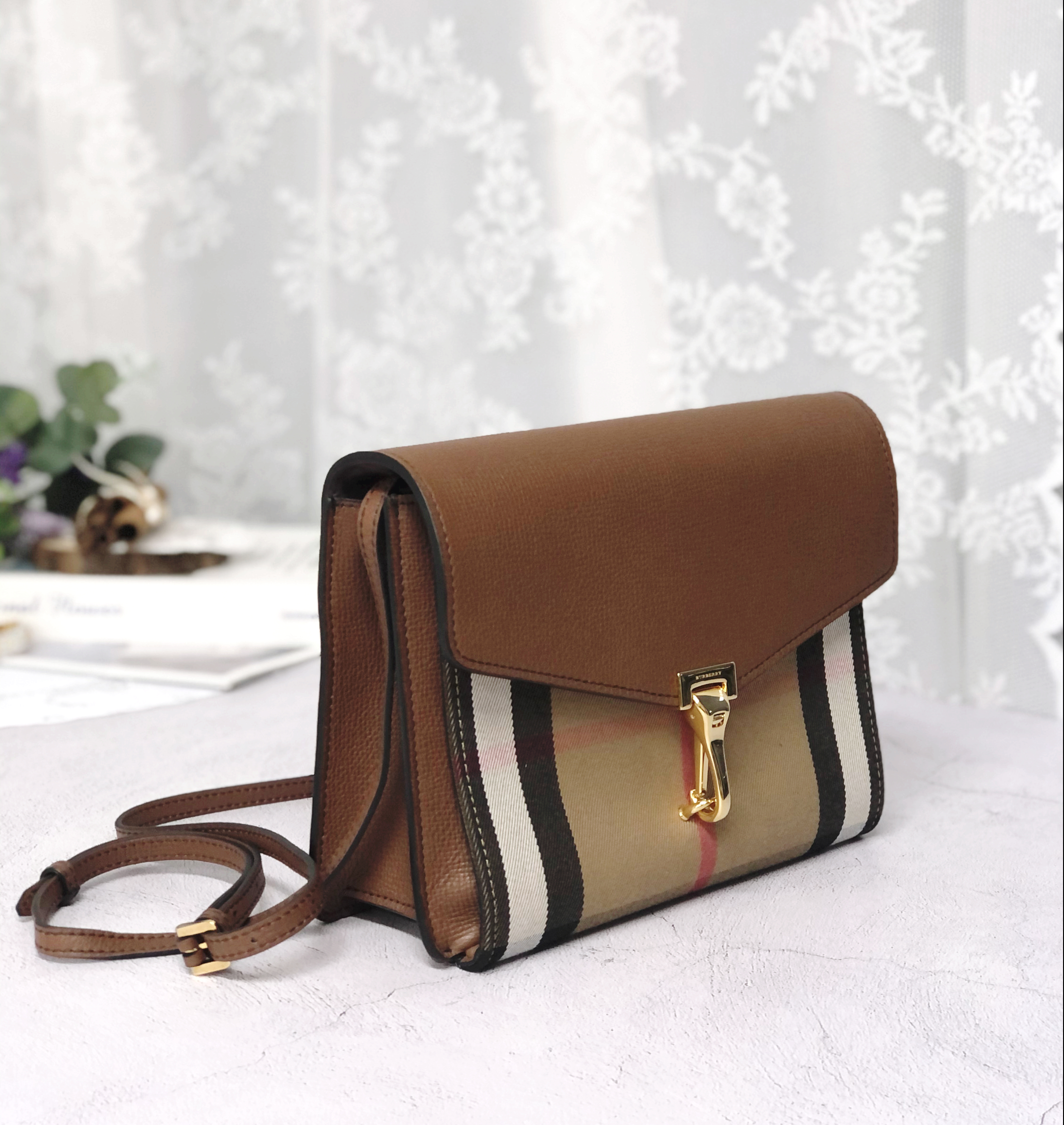 BURBERRY 버버리  멕켄 크로스백 브라운 / SM MACKEN HHL  MAHOGANY TAN 39808261  [당일발송] 밀란즈 : O밀란즈O