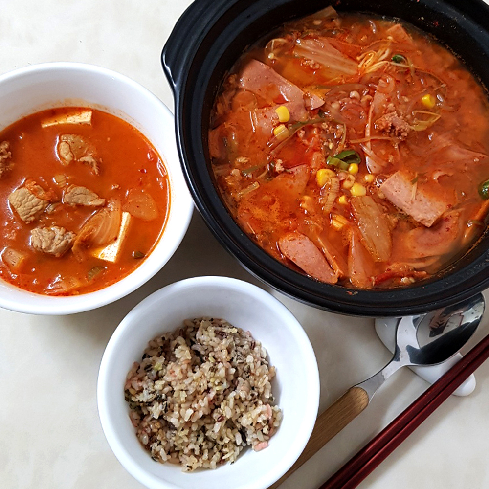부대찌개, 돼지김치찌개 밀키트 3인분 900g 주문즉시제조(줄서서먹는 오남매 매운갈비찜) : 글로벌재유니