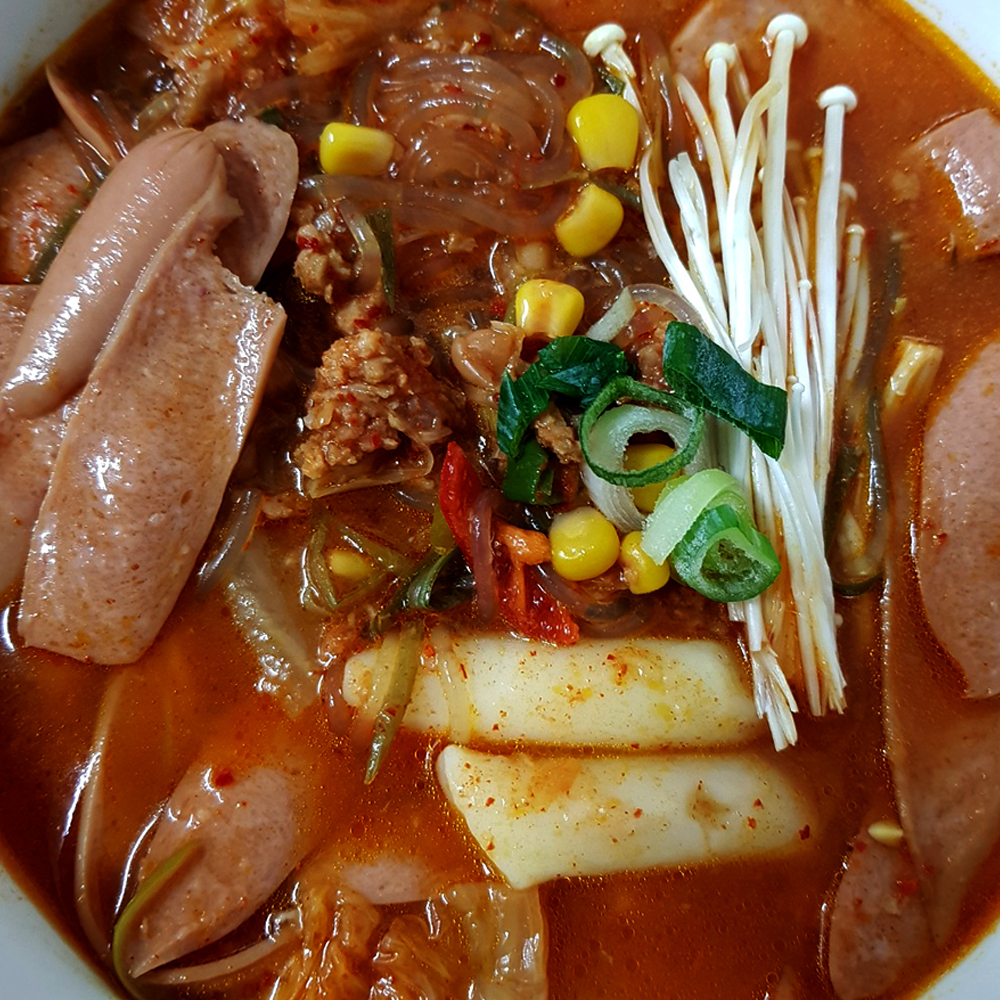 부대찌개, 돼지김치찌개 밀키트 3인분 900g 주문즉시제조(줄서서먹는 오남매 매운갈비찜) : 글로벌재유니