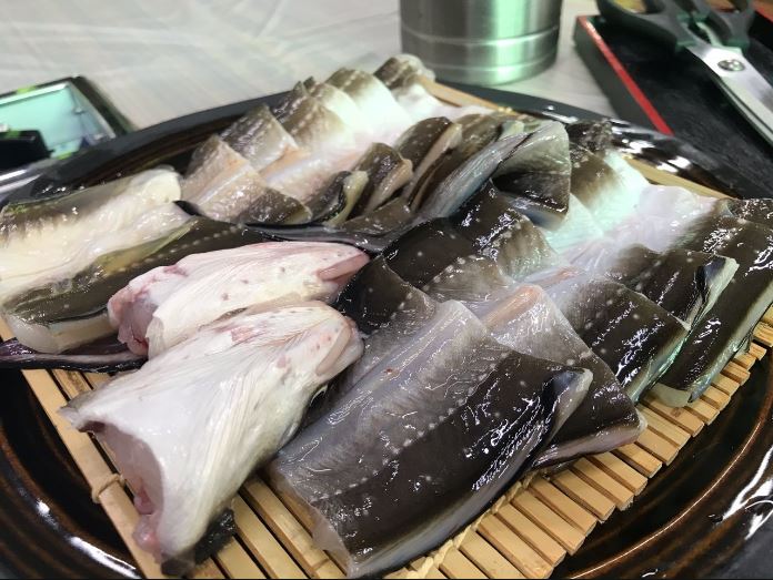 통영자연산100% 제철 바다장어 1kg 붕장어 양념소스증정 당일손질 간편구이 : 장가네수산