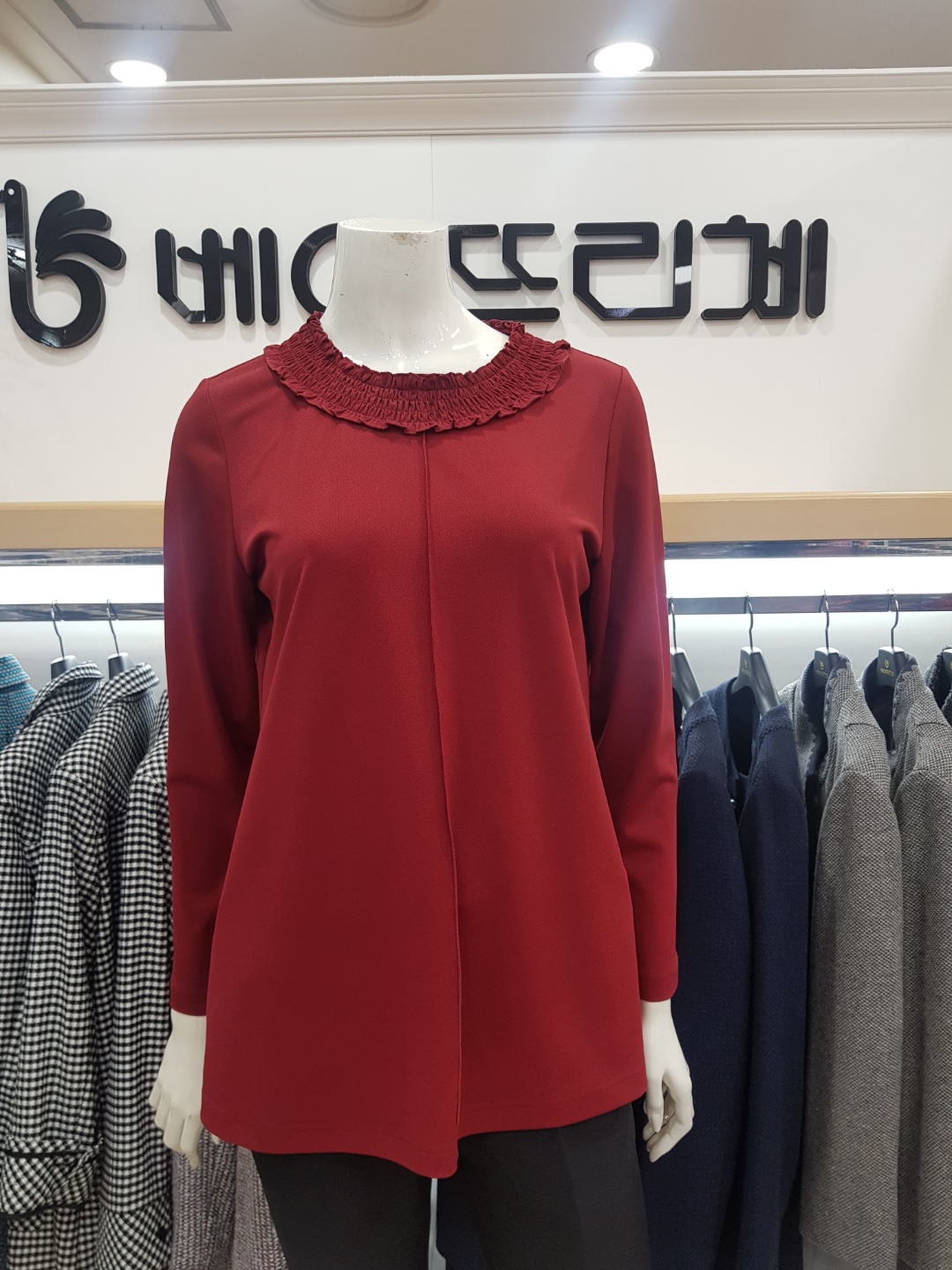 BMSBL6020 베아뜨리체 마담 미씨 시니어 레드 프릴 넥 폴라 블라우스 : 세이브존 상동 베아뜨리체