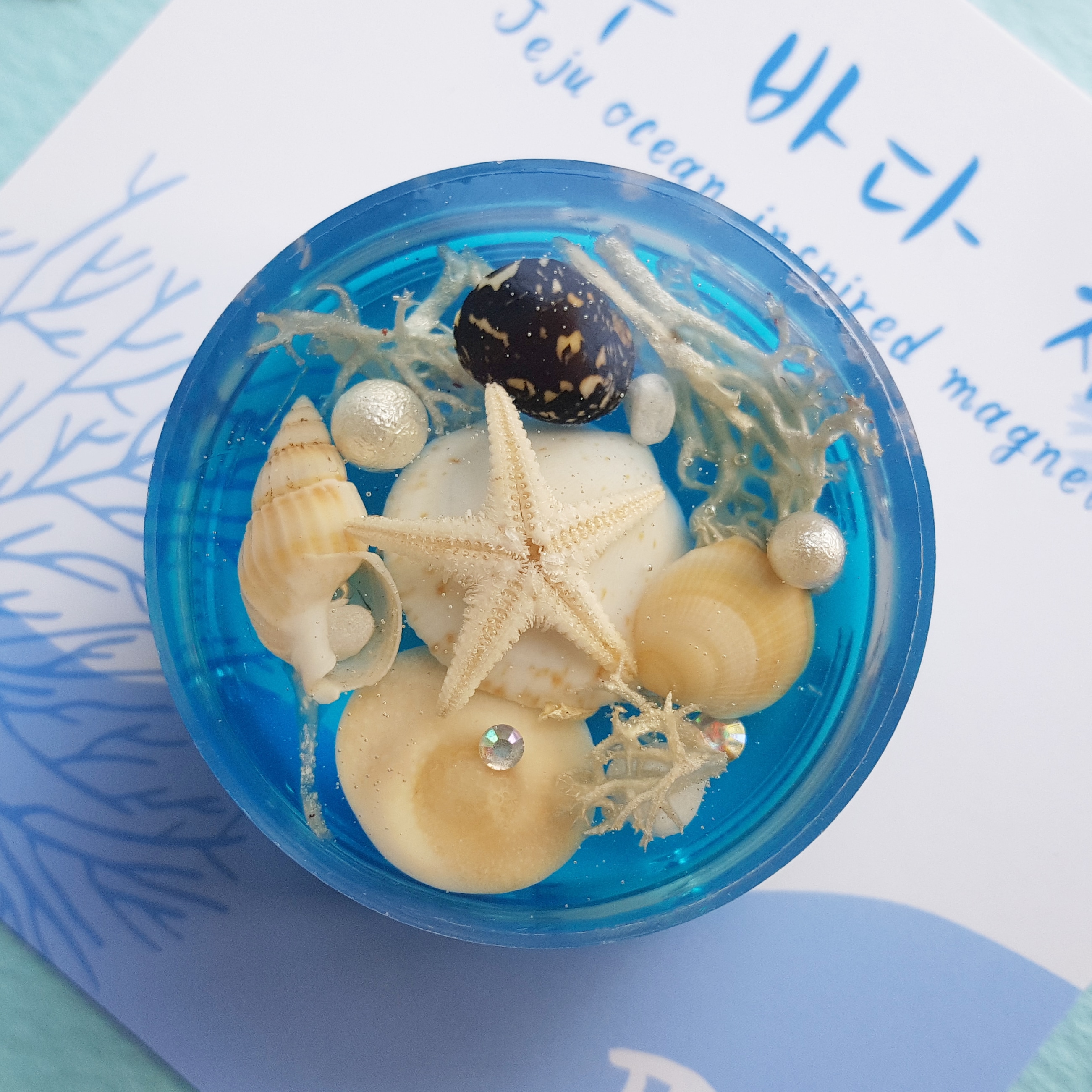 제주 바다를 담은 원형 자석 - 블루 (바닷가) : 펠롱 도채비