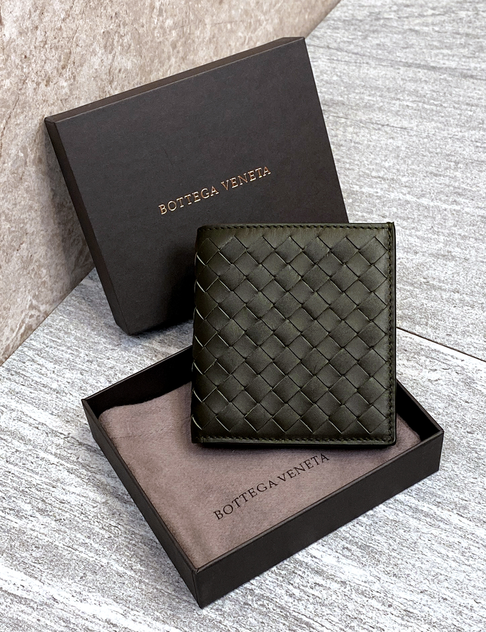 보테가 베네타 카키 인트레치아토 스몰 바이폴드 지갑 / BOTTEGA VENETA KHAIKI INTRECCIATO SMALL BI-FOLD WALLET [222338 3347]... 