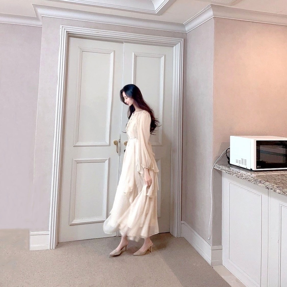 프시케 베이지 민소매 나시 러플 프릴 롱원피스 가디건 투피스 세트 : 벨라미아
