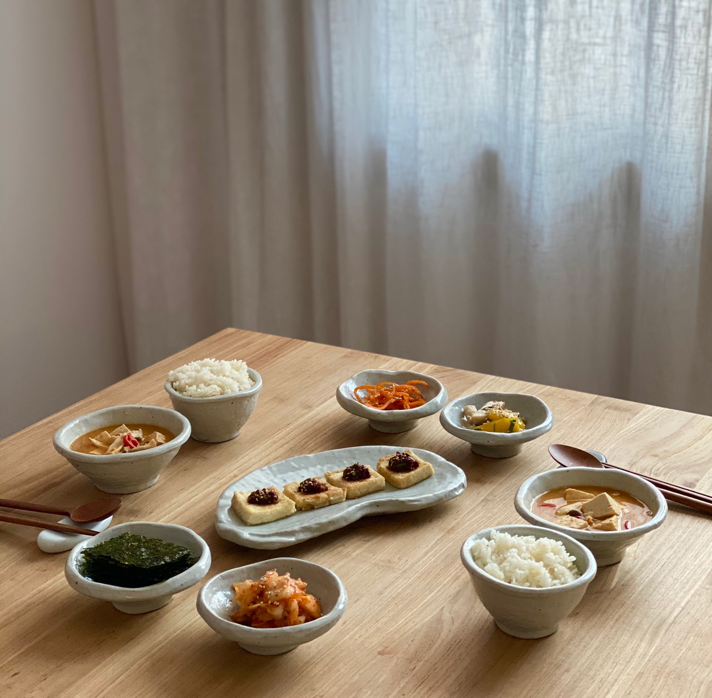 새늘 고인돌 땅콩접시 타원형그릇 도자기그릇 메인접시 : 새 늘