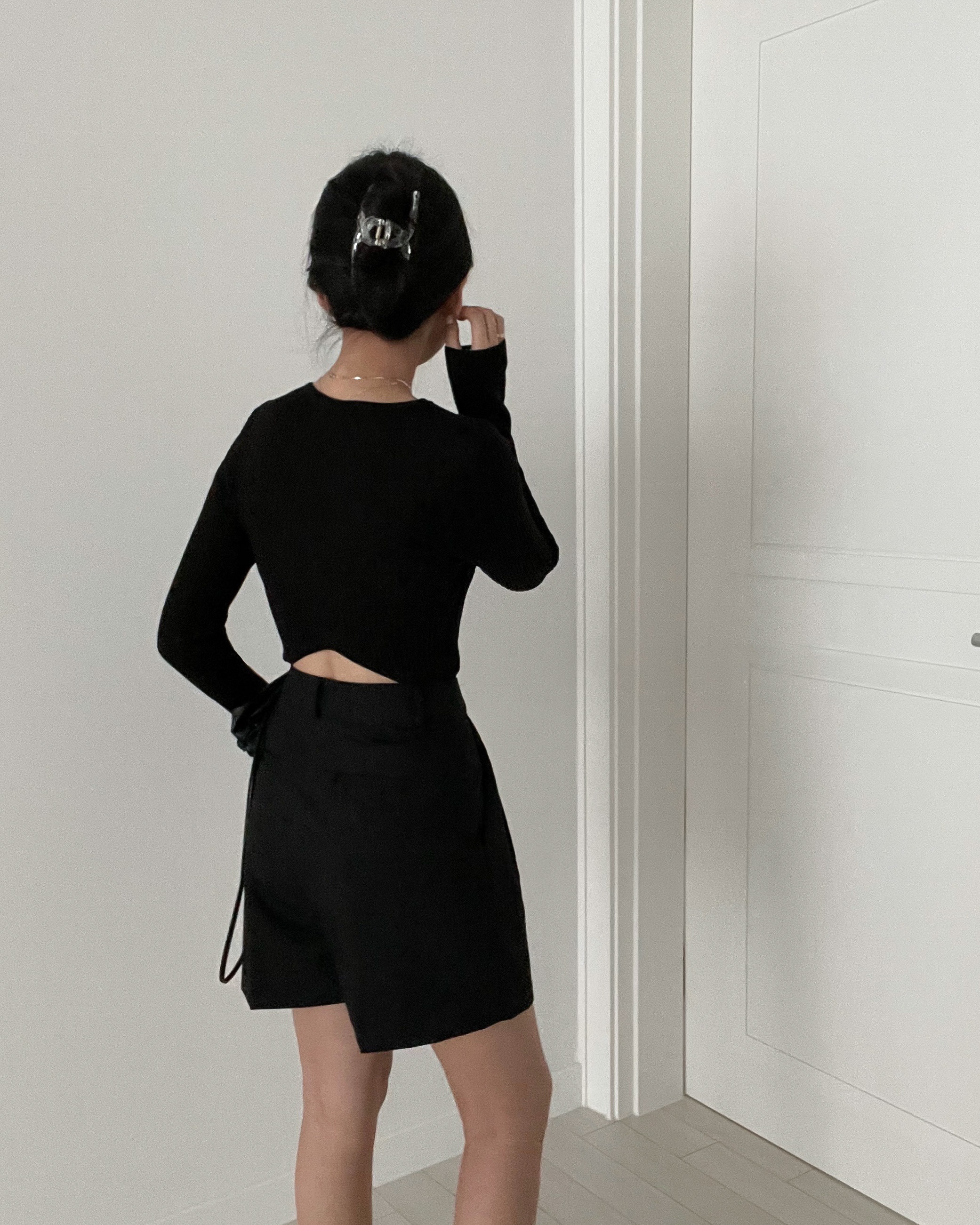 Linen backopen crop knit 시스루 린넨 골지 백오픈 크롭니트 : 드브니르 Devenir