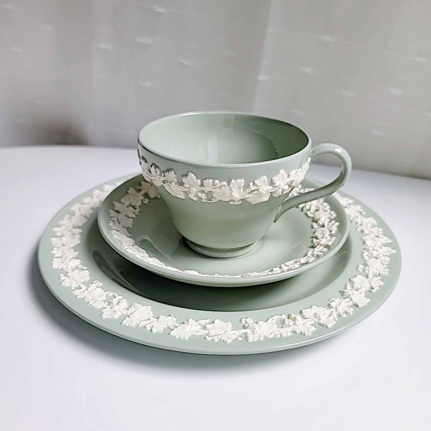 (재입고) 빈티지 웨지우드 퀸즈웨어 크림 온 셀라돈 컵 앤 소서 - Wedgwood Queensware Cream on Celadon 영국 왕실 앤틱 세라돈 커피잔... 