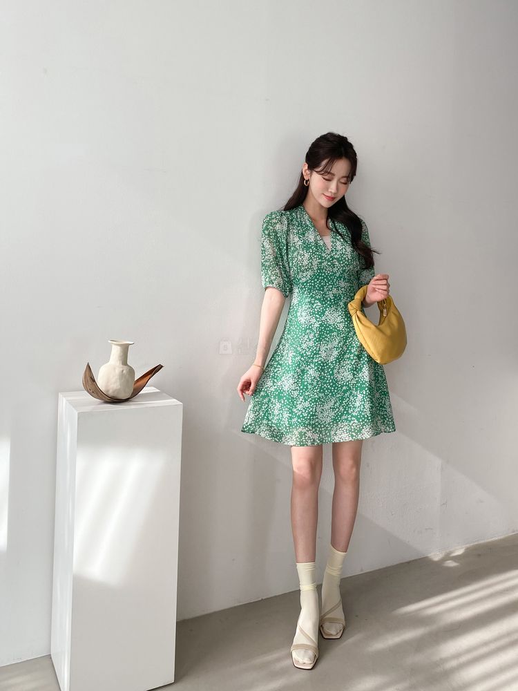 꾸안꾸 키작녀 플라워 퍼프소매 브이넥 셔링 쉬폰 잔꽃 미니 그린 봄 여름 반팔 원피스 : THE MUSEE