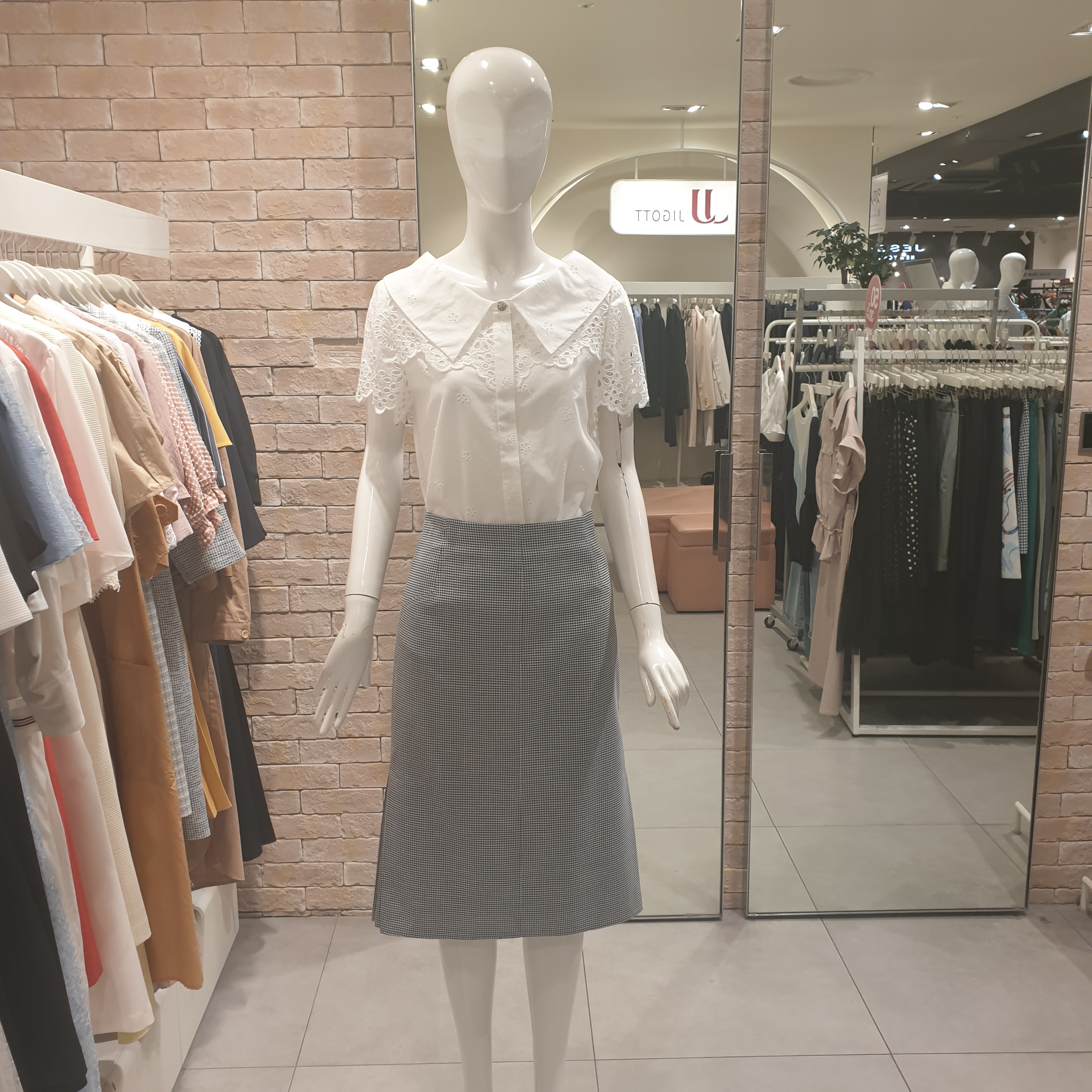 JJ지고트 와이드 칼라 스캘럽 블라우스 GL5A0BL57 : 뉴코아 강남점 JJ지고트