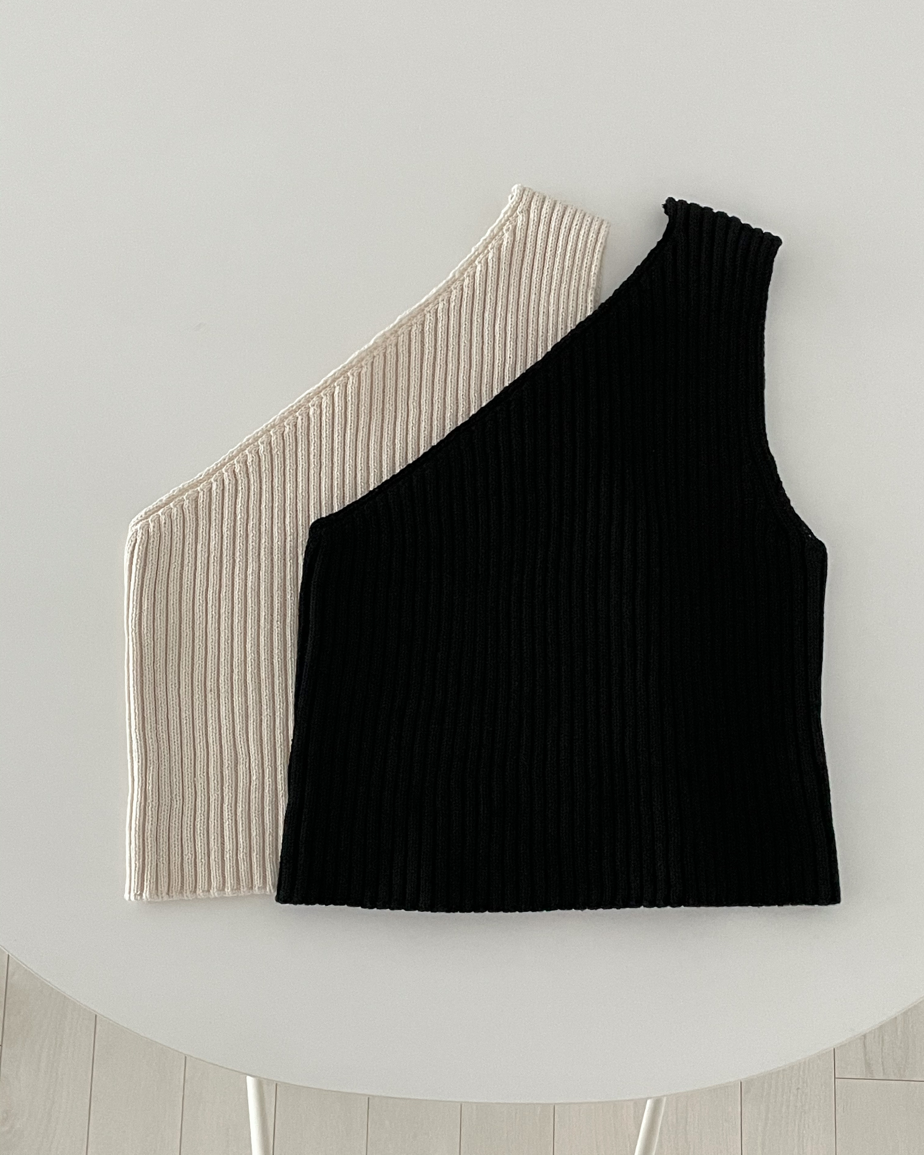 One shoulder knit sleeveless 원숄더 니트 탑 : 드브니르 Devenir