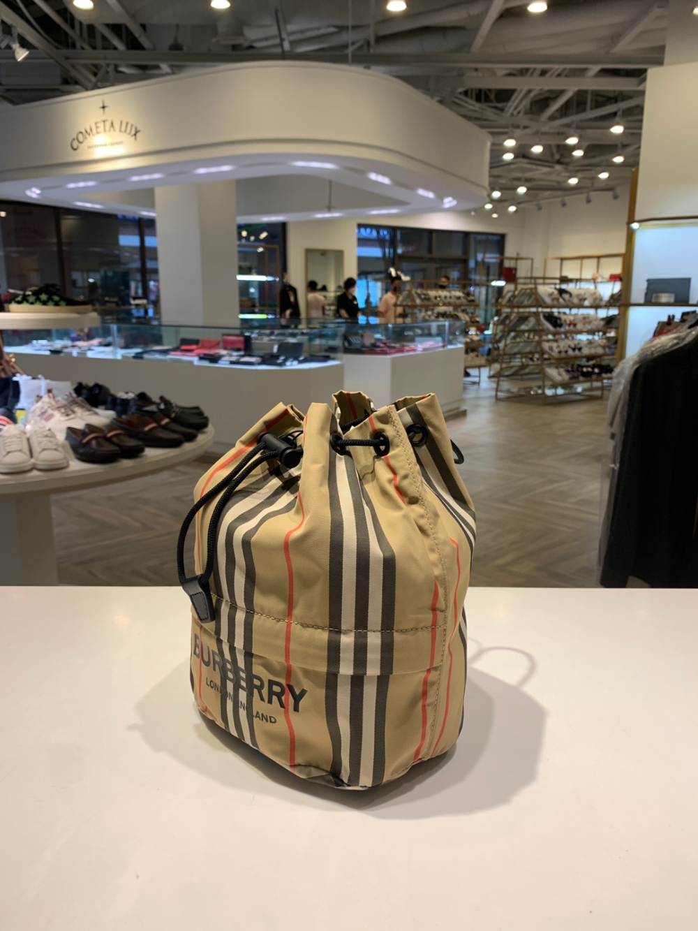 [BURBERRY] 버버리 포이베 나일론 파우치 버킷백 8026737 : 신세계파주점 코메타LX