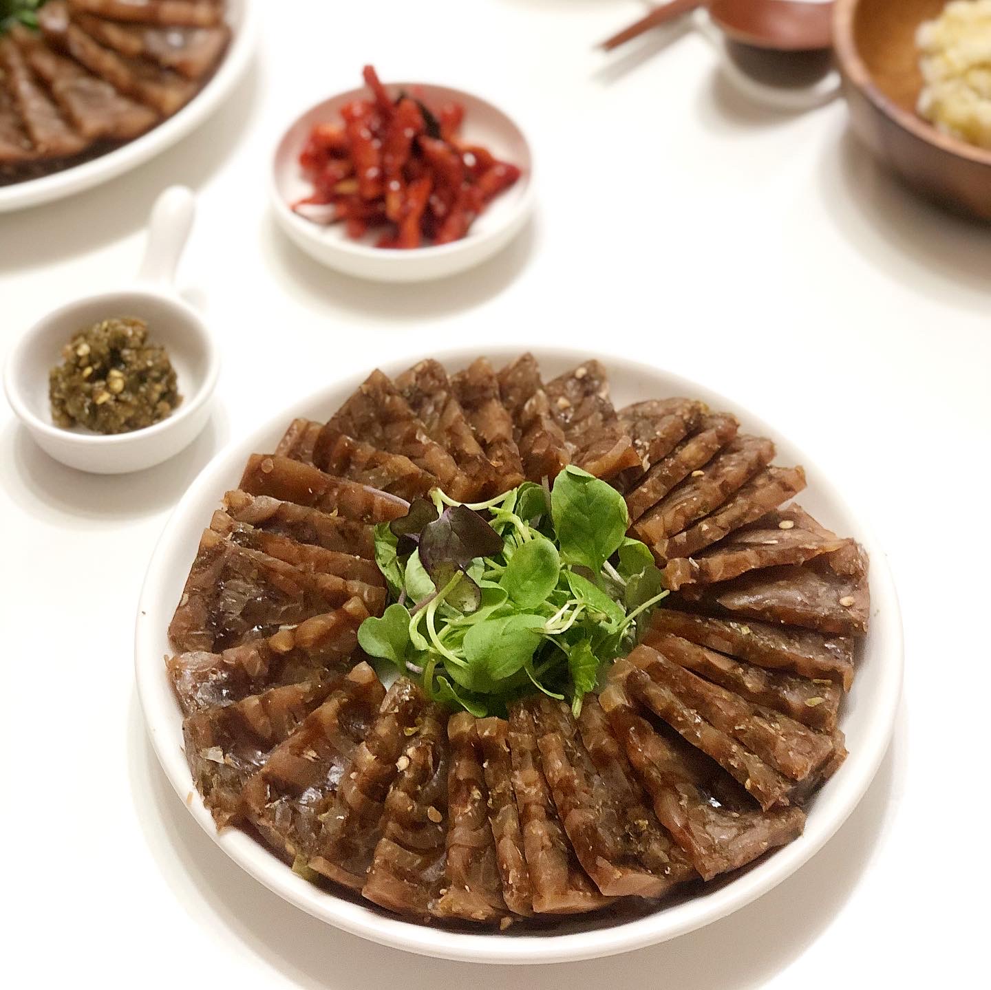 6시내고향편육 개업식편육 돼지껍데기 수제머릿고기 300gx2팩 새우젓포함 : 고깃집며느리
