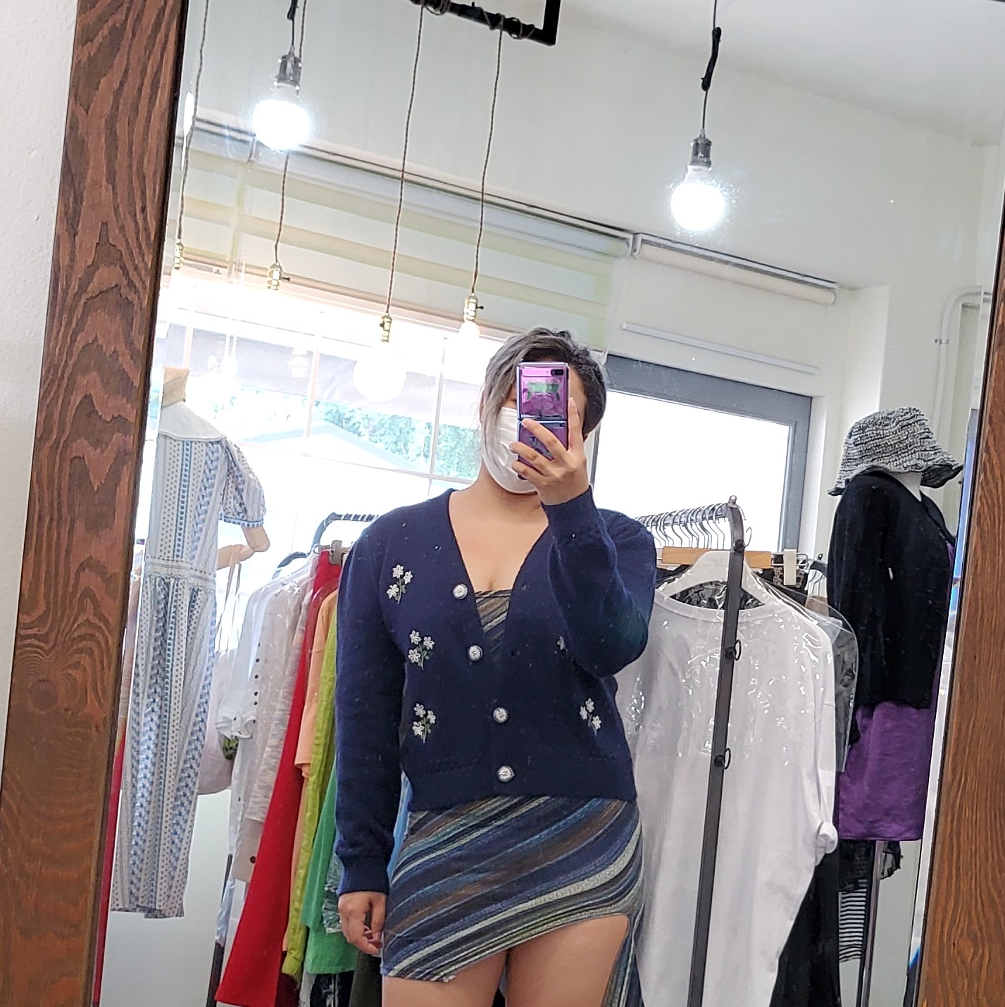 꽃자수 버튼 브이넥 가디건 : 세상의 모든 빈칸