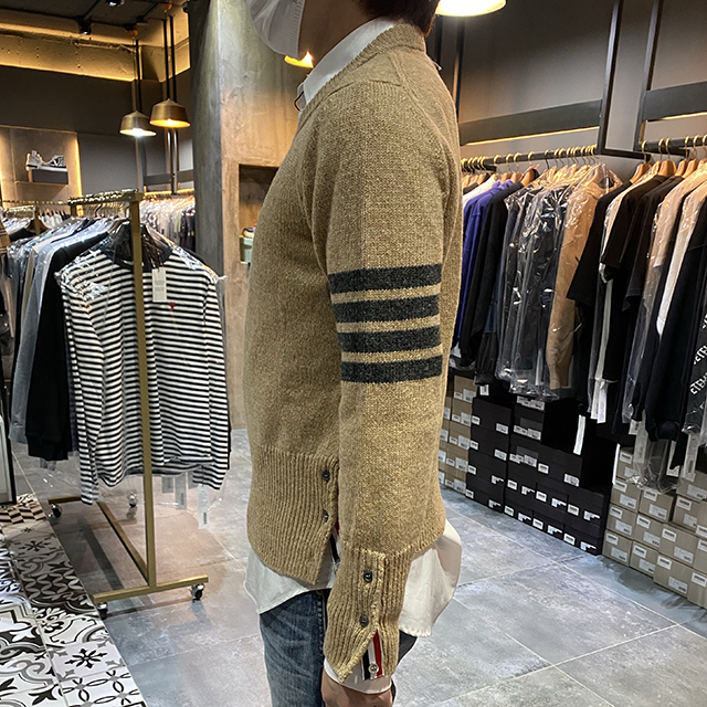[압구정 더팩토리](당일) [THOM BROWNE] 톰브라운 사선 완장 저지 스티치 클래식 니트 스웨터 / 카멜 (MKA317A 01085 275) : 압구정 더팩토리... 