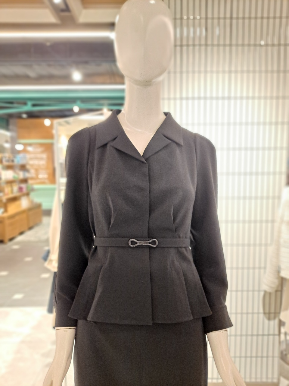 제이제이지고트 브이넥 칼라 벨트 디테일 블라우스 GLAA0BL11 : NC 신구로점 JJ지고트