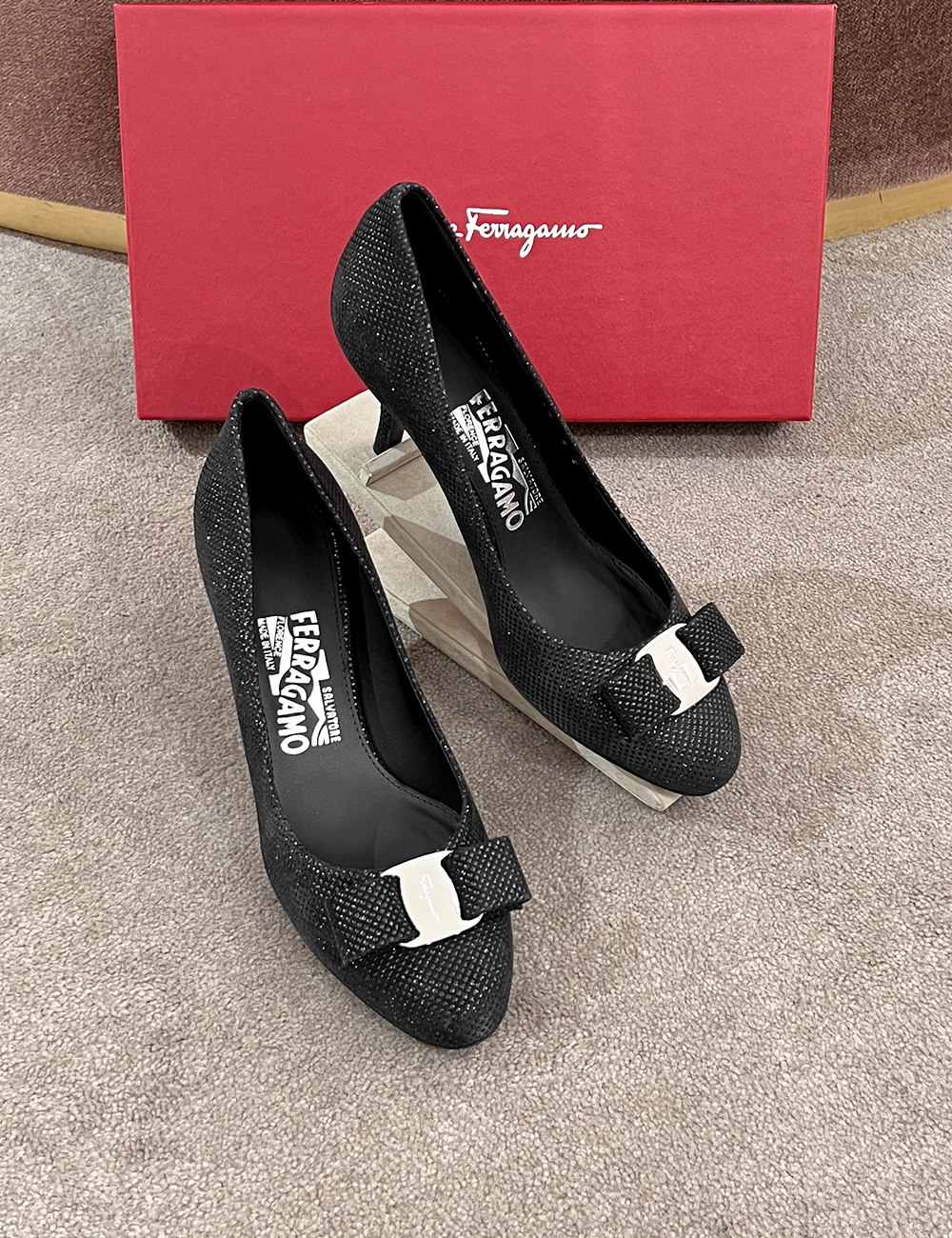 살바토레 페라가모 까를라 스터드 바라보우 펌프스 힐 / SALVATORE FERRAGAMO CARLA STUD VARA BOW PUMPS HEEL [01Q512] : 프랑크뮤즈